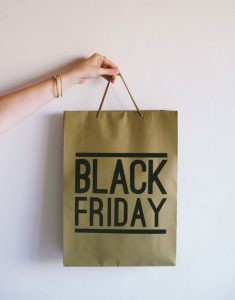 Black-Friday-shopper