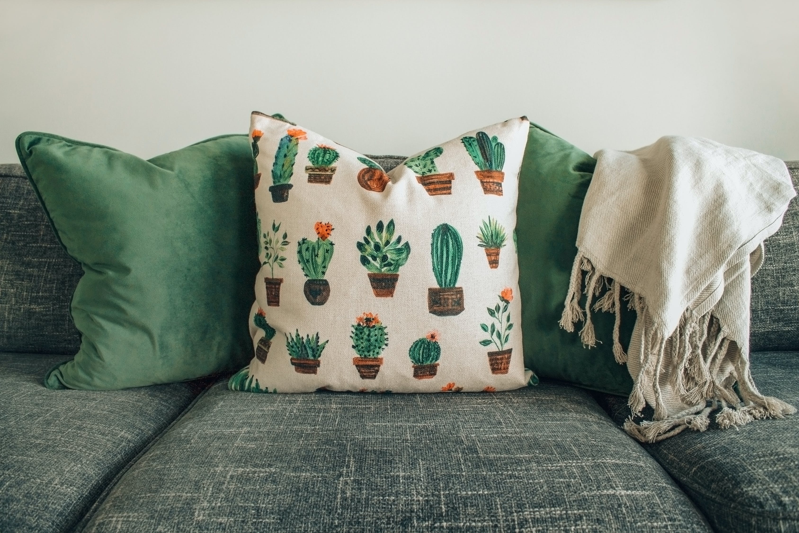 Cuscini decorativi sul divano del soggiorno: come scegliere