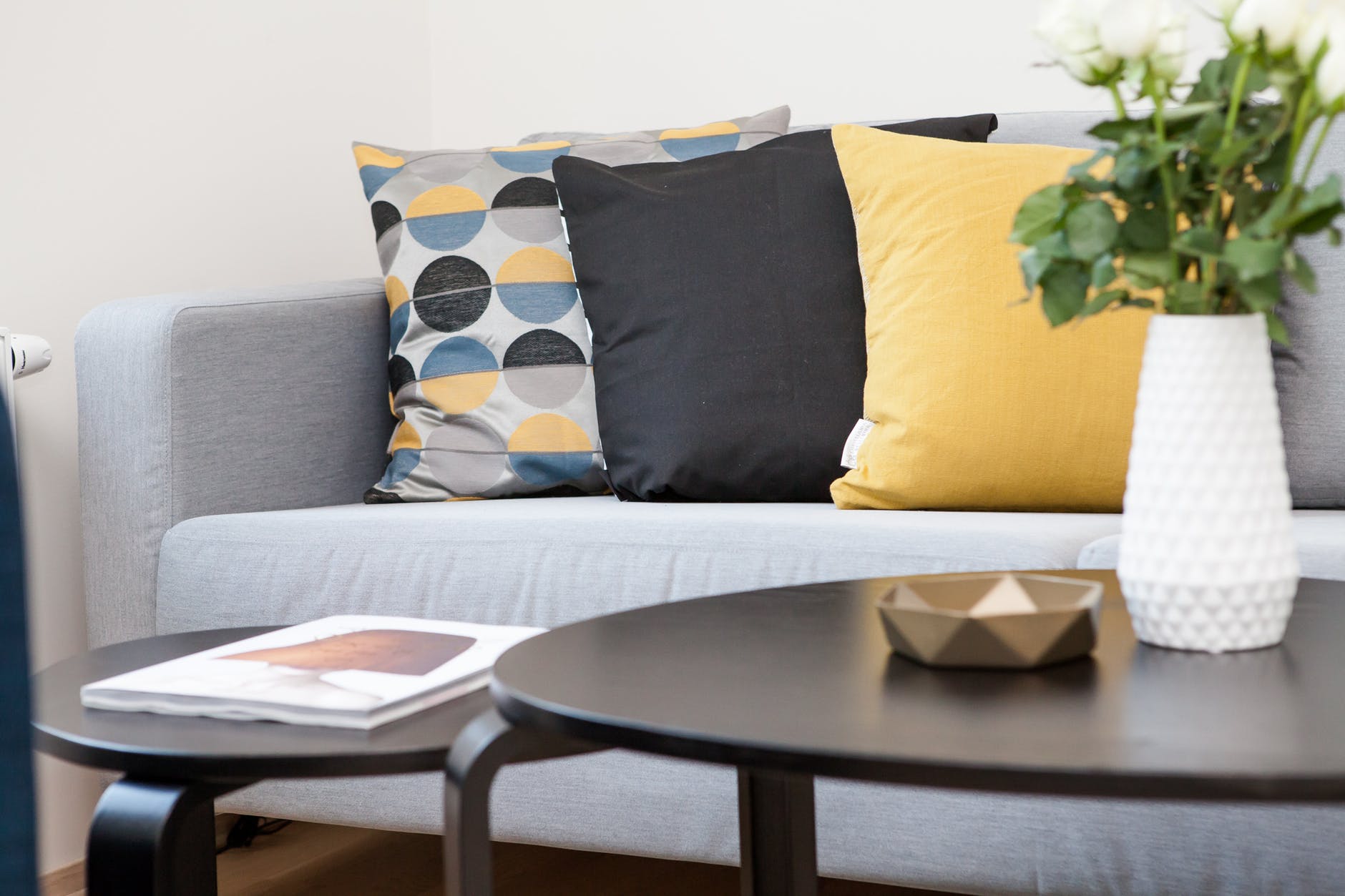Cuscini decorativi sul divano come abbinare i colori