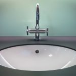 Sfumature di grigio per gli arredi del bagno